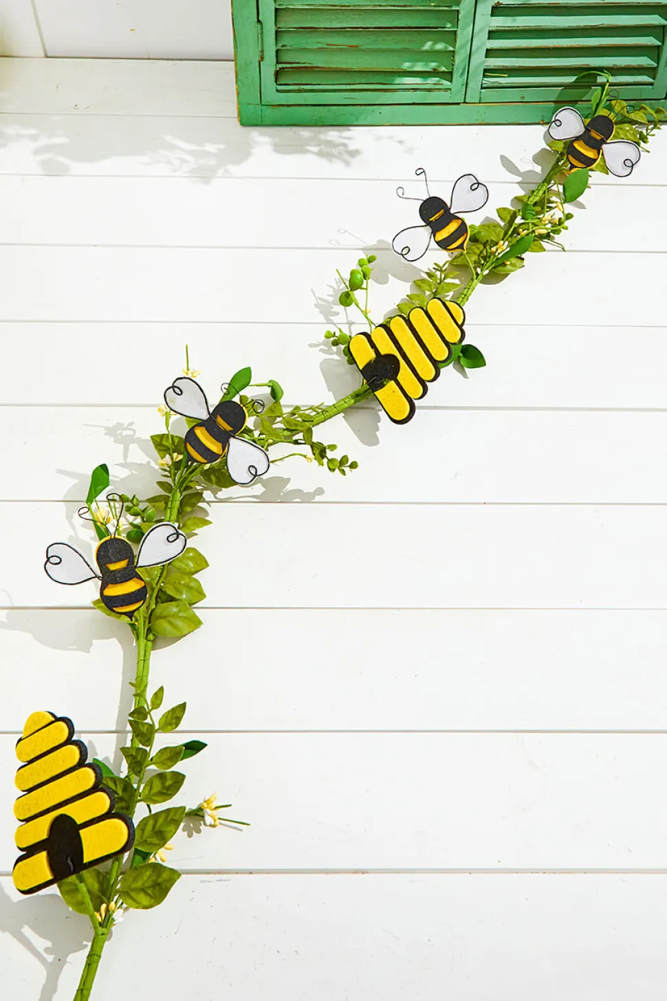5' Bee & Beehive Berry Garland