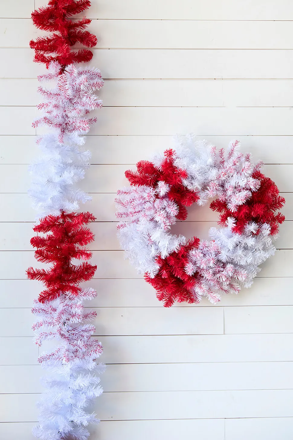 30" Caprico Red/White Wreath