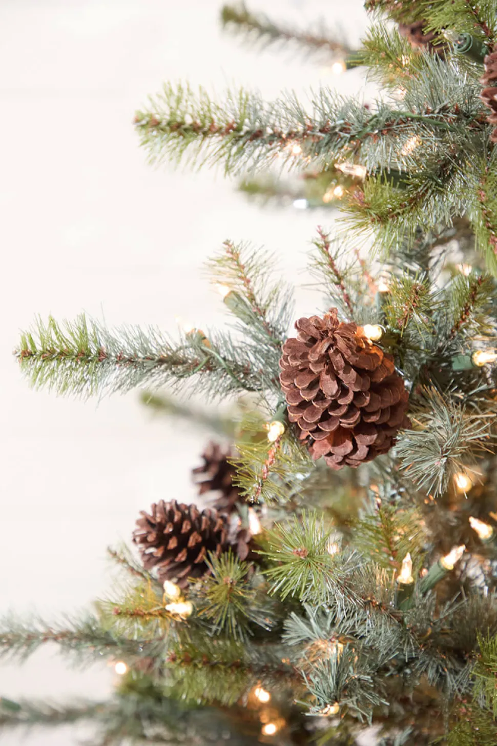 7.5' Mammoth Pine Christmas Tree with 900 Lights