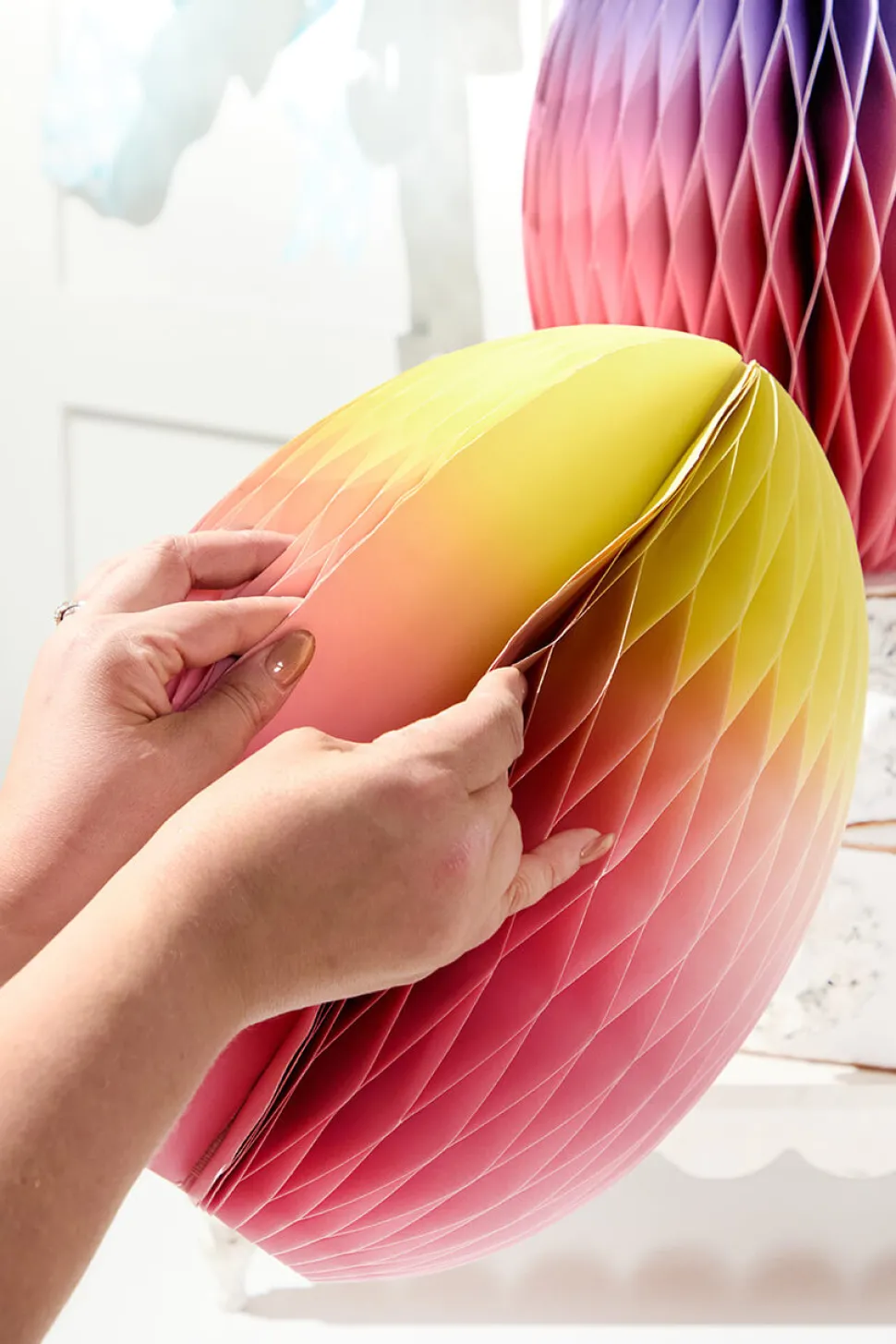 14" Paper Honeycomb Ombre Egg